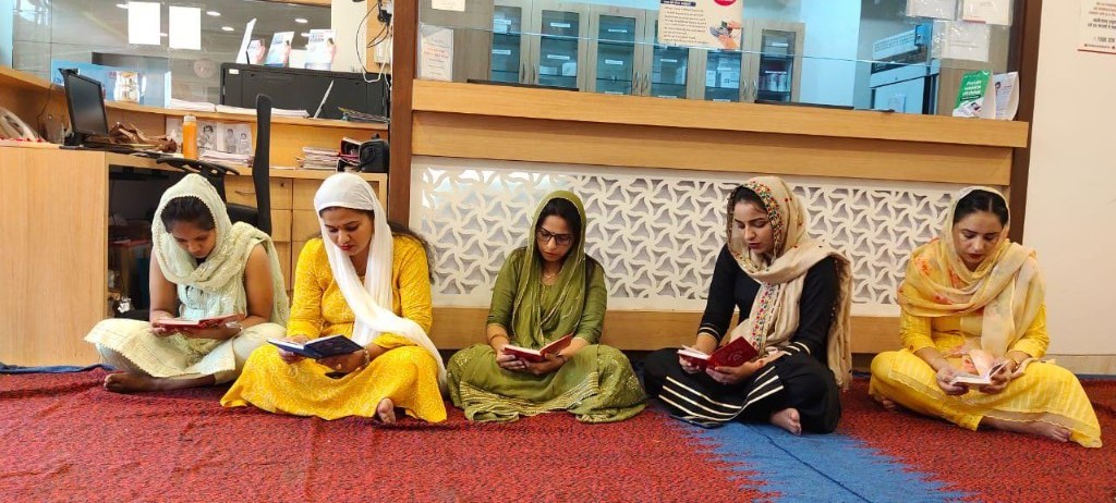 Sangat reading during Naam Jaap